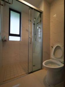 un baño con ducha y WC en Peaceful Forestcity Ataraxia home, en Gelang Patah