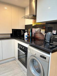 a kitchen with a washing machine in a kitchen at Newly Build 2BR Property with free parking in High Wycombe