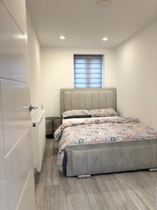 Säng eller sängar i ett rum på Newly Build 2BR Property with free parking