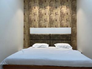 - un lit avec 2 oreillers dans l'établissement Hotel Paradise Dream, à Ludhiana