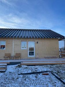 a house with a metal roof on a yard at TinyHaus #1 Hülben - Ortsrand - kostenlose Parkplätze in Hülben