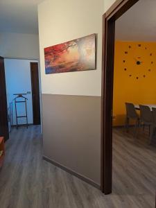 a mirror in a room with a clock on the wall at Appartamento grande Al Ponte. Situato vicino all'ospedale, al parco e al centro città in Trento +29 photos