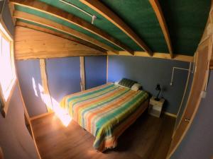 - une petite chambre avec un lit dans l'établissement La madriguera de Yuyito en Conguillio, à Melipeuco