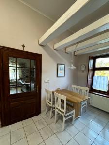 comedor con mesa de madera y sillas en Apartmánové ubytovanie POD DUBOM en Poľný Kesov