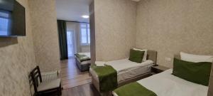 mały pokój z 2 łóżkami i kanapą w obiekcie Tsaghkunk Chef house w mieście Sewan