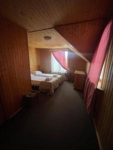 バコヴェルにあるRoyal Village Resortのベッド2台と窓が備わる客室です。