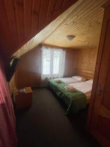 バコヴェルにあるRoyal Village Resortの木造の部屋(ベッド2台付)