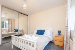 A bed or beds in a room at Pass the Keys Cosy Haven next to White Rose Shopping Centre