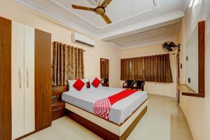 1 dormitorio con cama y techo en OYO Flagship Relax Inn, en Dhanbād