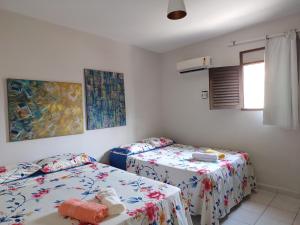 1 dormitorio con 2 camas y ventana en Casa super arejada no melhor de Miramar, en João Pessoa