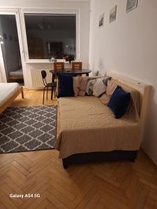 - une chambre avec un lit et une table dans l'établissement Bugenwilla Apartament, à Sopot