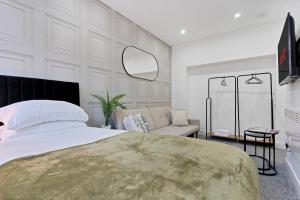 Кровать или кровати в номере Comfy Contractor Apart-1