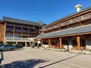 een lege parkeerplaats voor een gebouw bij La Pradella appartement 4/6 places in Bolquere Pyrenees 2000