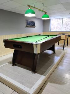 eine Tischtennisplatte in einem Zimmer mit Pool in der Unterkunft La Pradella appartement 4/6 places in Bolquere