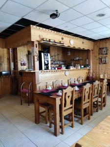 La Pradella appartement 4/6 places في بولكير بيرينيه 2000: غرفة طعام مع طاولة وكراسي في مطعم