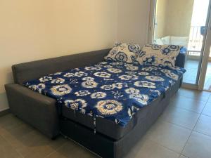 サン・フロランにあるDomaine Amortella Saint-Florentの青い毛布と枕が備わる客室のベッド1台分です。