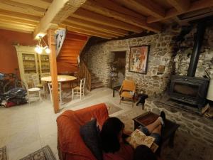 Svetainės erdvė apgyvendinimo įstaigoje Gîte Groupe La Farigoule à Siguer