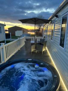 Balkoni atau teres di Hot Tub Breaks at 35 Merlin Point Tattershall