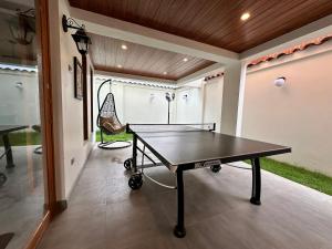a ping pong table in a garage at Sacred Valley House in Calca