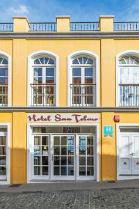 un edificio giallo con un cartello che dice bel karma di strada di Hotel San Telmo a Santa Cruz de la Palma