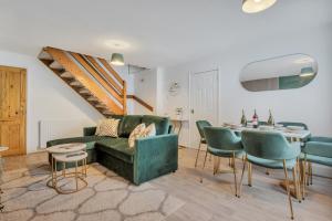 a living room with a green couch and a table at Opulent Contractor Stay in Birmingham