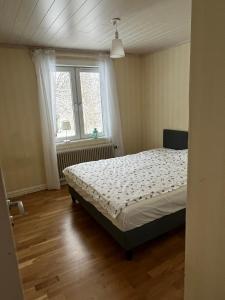 um quarto com uma cama e uma janela em Villa Garpenberg em Garpenberg