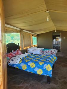 Кровать или кровати в номере ilkerin camp maasai mara +40 фотографий