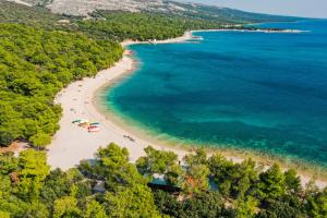 an aerial view of a beach with umbrellas at Green & blue in Ražanac