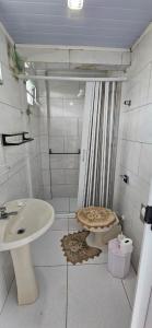a bathroom with a toilet and a sink at Casa de Praia C/Piscina Matinhos 15 Pessoas 450m do Mar in Matinhos