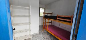 a small room with two bunk beds in it at Casa de Praia C/Piscina Matinhos 15 Pessoas 450m do Mar in Matinhos