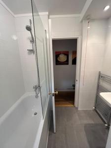 Kylpyhuone majoituspaikassa Stylish, spacious 2 bed 2 bath near Hoxton Square