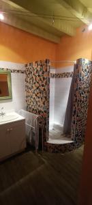 y baño con ducha, bañera y lavamanos. en Gîte Groupe La Farigoule à Siguer, en Siguer
