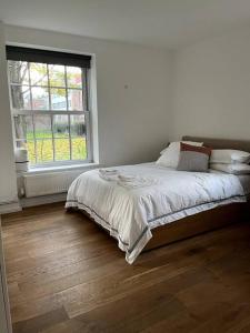 Vuode tai vuoteita majoituspaikassa Stylish, spacious 2 bed 2 bath near Hoxton Square