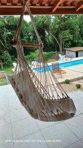 - un hamac suspendu à un auvent près d'une piscine dans l'établissement casa rosa, à Cotia
