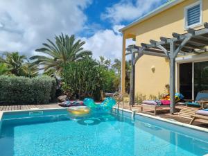 Bazén v ubytování Villa Papaye Les Pieds Dans L'eau Orient Bay Saint Martin nebo v jeho okolí