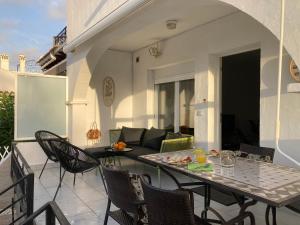 eine Terrasse mit einem Tisch und Stühlen auf dem Balkon in der Unterkunft M&M Relax apartman in Torrevieja