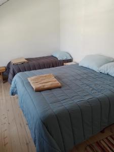 dos camas sentadas una al lado de la otra en una habitación en Cerro Chaltén House en El Chalten