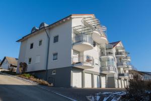 DornstettenにあるCloudCabins Dornstetten - Brunnenbergの側面にバルコニーがある白い建物