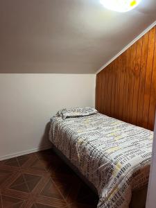 1 dormitorio con cama con edredón en Casa Barrio Universitario, en Concepción