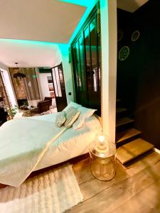 Ένα ή περισσότερα κρεβάτια σε δωμάτιο στο Saphir Spa - Sauna Balnéo Chromothérapie Massage +26 φωτογραφίες