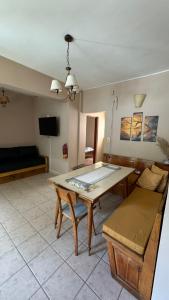 a living room with a table and a couch at Casa Tilo in El Bolsón