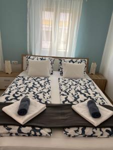 ein Schlafzimmer mit einem Bett mit Handtüchern darauf in der Unterkunft Rita Apartmanház in Bük