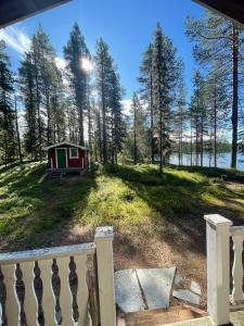 - une vue depuis la terrasse couverte d'une cabine sur la rive d'un lac dans l'établissement Pine Tree Cabin, à Glommersträsk