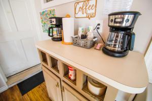 un mostrador con dos cafeteras encima en Sportsman's Inn Plymouth 252-793-3095, en Plymouth