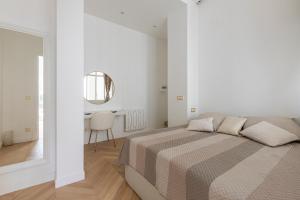 Een bed of bedden in een kamer bij Marne Suite Cosy Asnières Paris