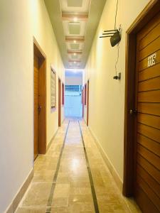 an empty hallway with a hallwayngthngthngthngthngthngthngthngthngthngth at Airport Hotel Bed & Rest in Karachi