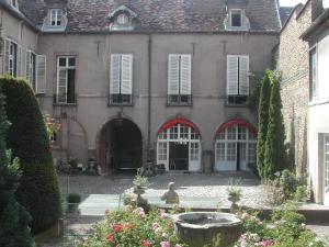 a large building with a courtyard with a fountain at Hôtel particulier Maleteste in Dijon