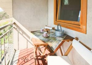 - un balcon avec une petite table et un évier dans l'établissement Casa Felice da Piera, à Aoste