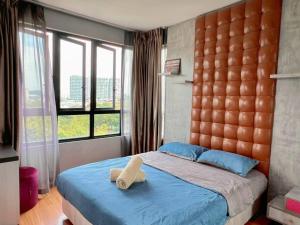 um quarto com uma cama grande e uma janela grande em 2BR & 2BTH, with Free Parking Near Central Mall & Theme Park em Shah Alam