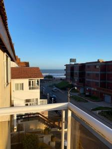 een balkon met uitzicht op een straat en de oceaan bij LAS DACHAS 2 Villa Gesell in Villa Gesell